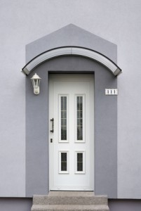 Modernisierter Eingangsbereich eines Wohnhauses in grau