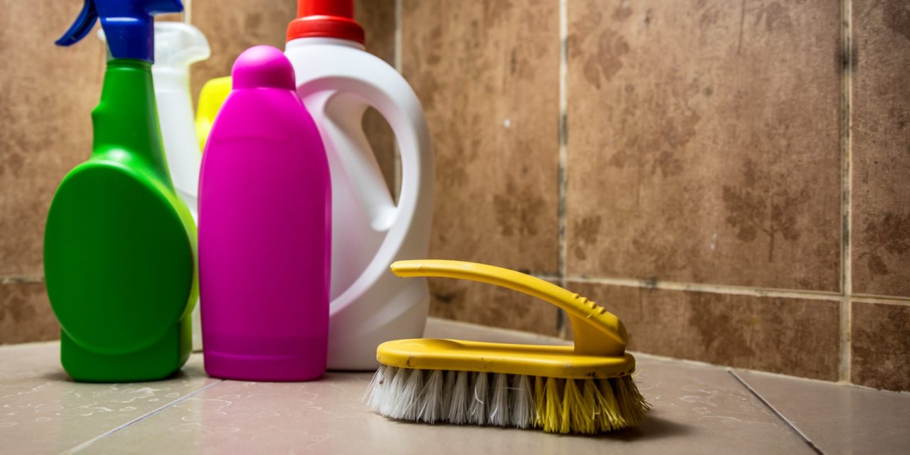 Fliesenfugen reinigen – Hausmittel und Tipps