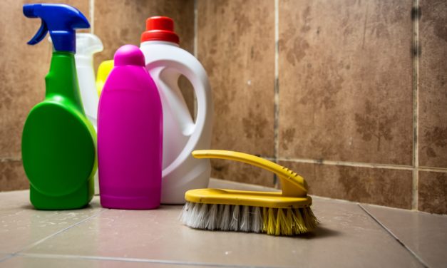 Fliesenfugen reinigen – Hausmittel und Tipps