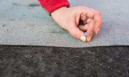 Dachpappe verlegen – die Anleitung für Hobby-Dachdecker